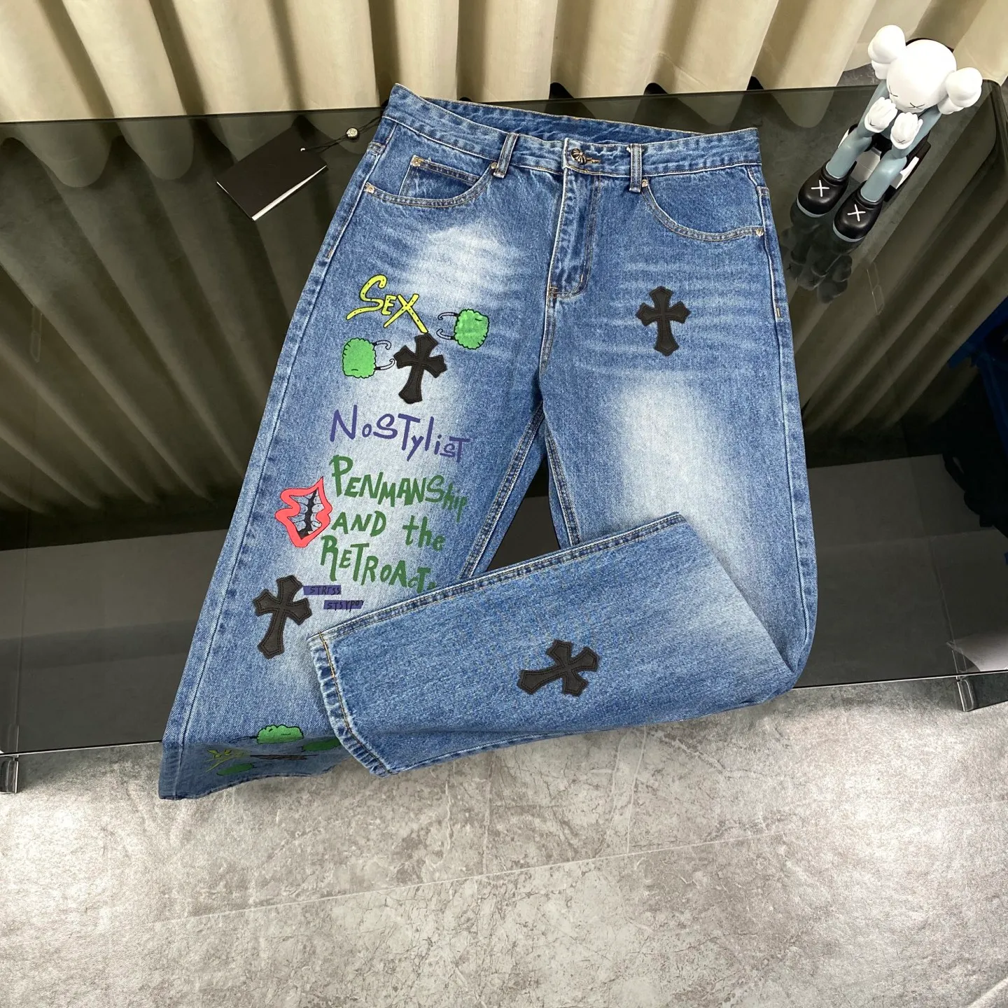 🅿️280 Chroe Hets CH black leather graffiti jeans, priced at 4W level, leather cross pattern graffiti embellishment, high-waisted washed jeans! ! Absolutely high-end luxury products, 1.9W-level god-level single products, super popular products, made with top-notch heavy industry, a magic weapon that cannot be missed. This is an extremely luxurious fashion brand that can also be called the nobles of the high street. It has always been an exclusive brand for some hipsters or the rich second generation. Compared with ordinary high streets, it is more luxurious and noble. Compared with luxury brands, it has a more fashionable personality and has always been a brand I have a special liking for. A6632 [Top heavy industry fashionable design] Consistently high-street luxury style creation. Speaking of this style, the Zangyin family and GU family are definitely the leading representative brands. Especially the Zangyin family has really achieved a state-of-the-art effect in creating high-street style. The color system of this model is made of unique washed materials. It is already quite eye-catching. It is decorated with pink patchwork cross flowers, which cleverly highlights the charm of the brand. Secondly, this model uses classic The classic high-waist cutting design highlights the long legs and the fashionable temperament of the upper body. The brand is highly recognizable and the slim fit configuration is more suitable for daily wear. This product is a product that interprets personality, fashion, and specifications at a glance. This single product is enough to make any fan excited. It can be a white T-shirt for youthful preppy style, or a tight sling for royal lady style. It has strong matching ability and can be easily controlled by men.  [Material and craftsmanship] Needless to say, this point goes without saying. As an excellent craftsman brand, Zangyin has really perfect requirements for details and craftsmanship. The washed color of this model has gone through so many processes, not to mention the embellishment of the denim appliqués. It is also purely handmade and sewn. Just like what they believe in, only handmade things have soul and have the meaning of wear. A top-notch heavy-duty fashionable denim item, I look forward to your perfect interpretation! ! 28-34 corresponds to S-XL